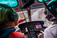 Forschende im Hubschrauber