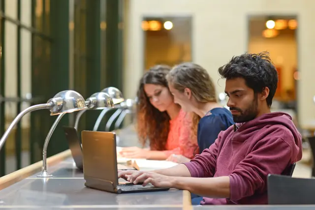 Studierende in Bibliothek Ulmer Hof