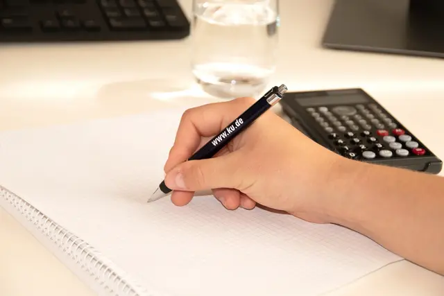Hand mit Stift